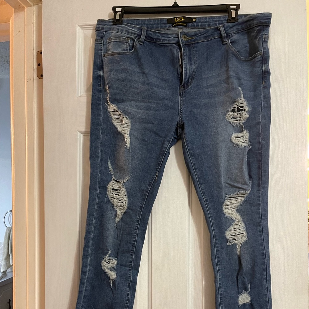 Distressed skinny jeans